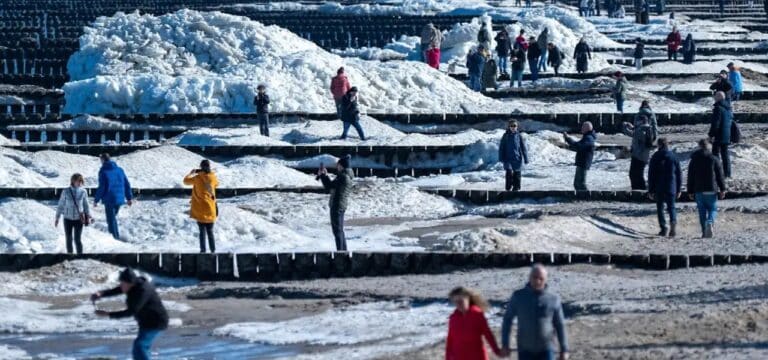 Frühlingsauftakt mit Eistürmen am Strand