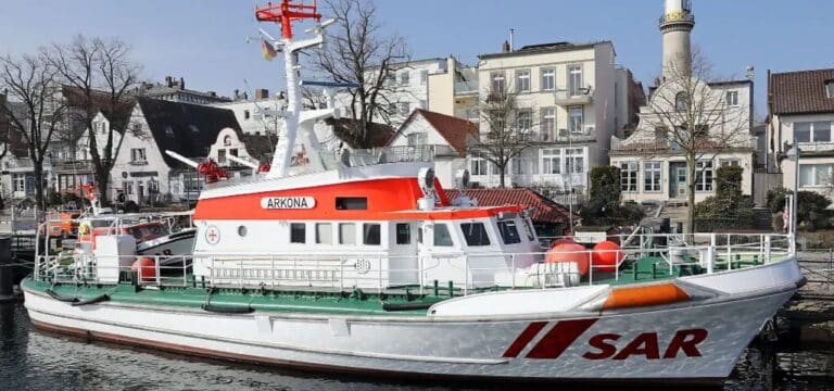 Seenotretter bringen schwer kranken Seemann an Land