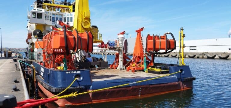 Timmy nimmt Fahrt auf – „Fortuna B“ zieht den Wal Richtung Nordsee