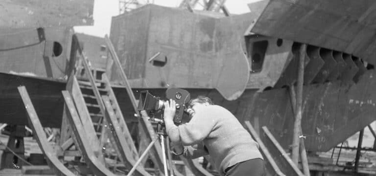 Neue Ausstellung im Schabbell: „Im besten Licht?“ zeigt DDR‑Fotografien der Wismarer Werft