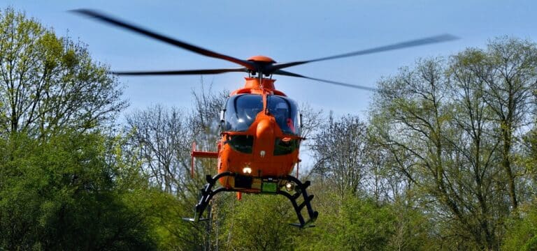 Schwerer Motorradunfall: Zwei Personen schwer verletzt – Vollsperrung für eine Stunde