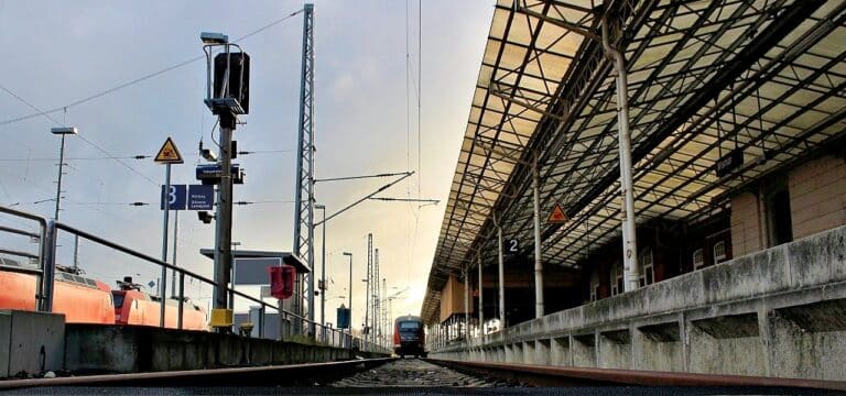 Bundesweiter Bahn-IT-Ausfall legt Zugverkehr lahm – Störungen wirken auch in Wismar nach