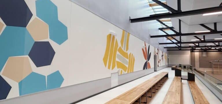 Einweihung des Kunstwerks „Ballwechsel“ in der neuen Sporthalle Friedenshof