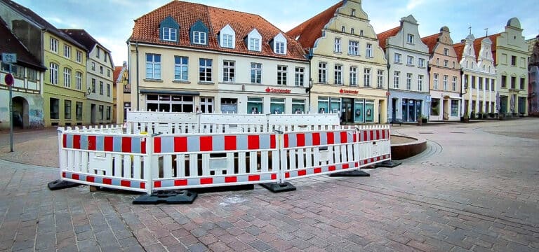 Reparatur des Brunnens in der Krämerstraße geht weiter: Anpassungen der Steine verzögerten den Baufortschritt