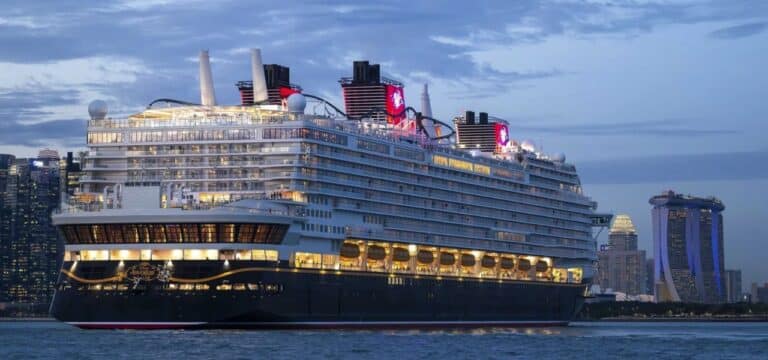 Technischer K.-o. statt Traumreise: „Disney Adventure“ bleibt in Singapur im Hafen