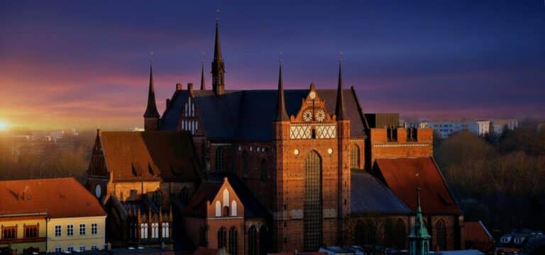 Ausflugtipp: Wismars monumentale Backsteinkirchen – Architektur und Geschichte