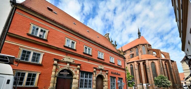 „Wismarer Schätze“ gehen online: Stadtgeschichtliches Museum stellt erste 1.250 Objekte digital bereit
