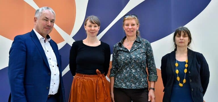 Kunstwerk „Ballwechsel“ in der neuen Dreifeldhalle mit Künstlerin vorgestellt