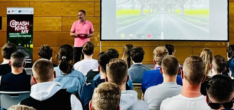 Präventionsarbeit an Berufsschulen: Polizei sensibilisiert junge Menschen für Risiken im Straßenverkehr