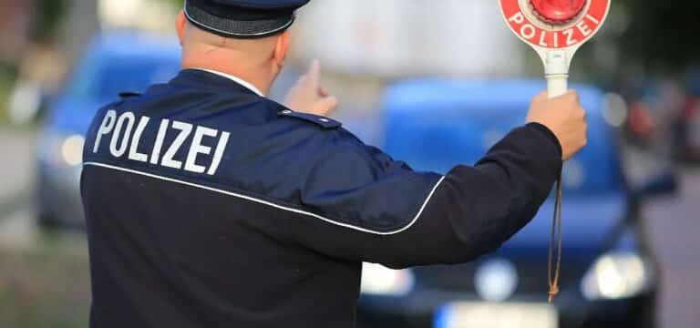 Ablenkung und Reiseverkehr im Fokus: Polizei startet landesweite Kontrollen zum Ferienbeginn