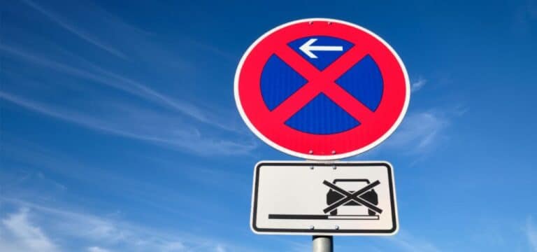 Haltverbote wegen Filmarbeiten in Wismar – Mehrere Straßenabschnitte bis Dienstag betroffen