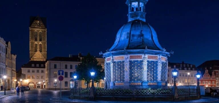 Besondere Aktion: Wismar leuchtet heute blau zum ME/CFS‑Tag