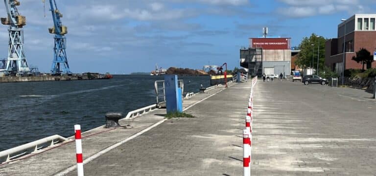Sicherheitsmaßnahme im Westhafen: Neue Pfosten sperren Verkehrsfläche an maroder Kaikante