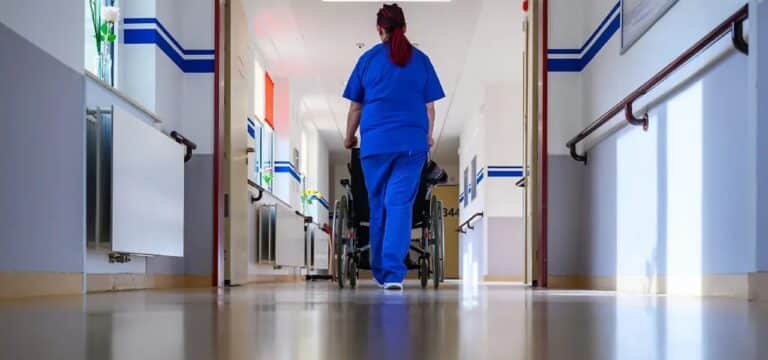 Bedingt hitzeresilient – Schwitzen in Krankenhäusern