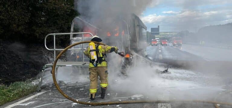 Sattelauflieger auf Raststätte „Quellental“ ausgebrannt: Feuerwehr verhindert Übergreifen der Flammen
