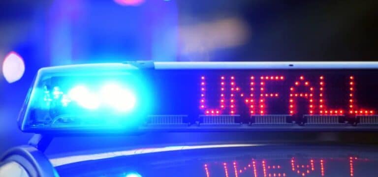 Unfall bei Dargetzow: Auto prallt gegen Baum – Straße zwei Stunden gesperrt