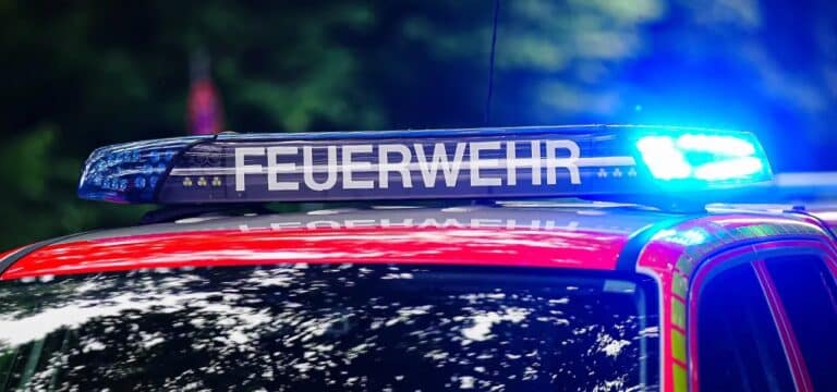 Großeinsatz der Feuerwehren in Klein Schwansee: Mähdrescher und Gerstenfeld in Brand
