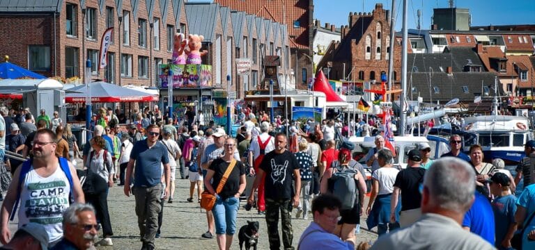 Traditioneller Fassumzug eröffnet das Fest: Das Wismarer Hafenfest startet in den Eröffnungstag