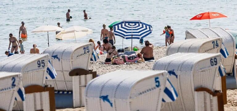 Hitze trifft Wismar und Nordwestmecklenburg: Volle Strände, Events abgesagt, Waldbrandgefahr steigt