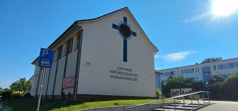 Dieb stiehlt Geld aus Kirchenkollekte in Wismar‑Wendorf – Polizei sucht Zeugen