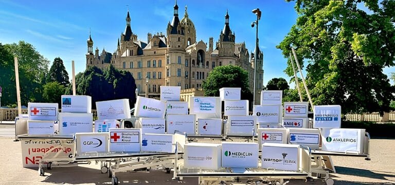 „Betten abzugeben“ – Kliniken machen Ernst und warnen mit symbolischer Aktion vor dramatischen Folgen
