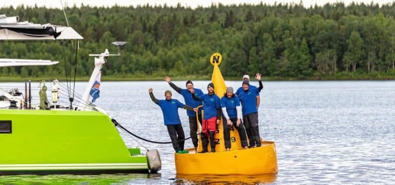 „Nica“ gewinnt die MidsummerSail 2026: Grüner Carbon‑Katamaran erreicht Töre
