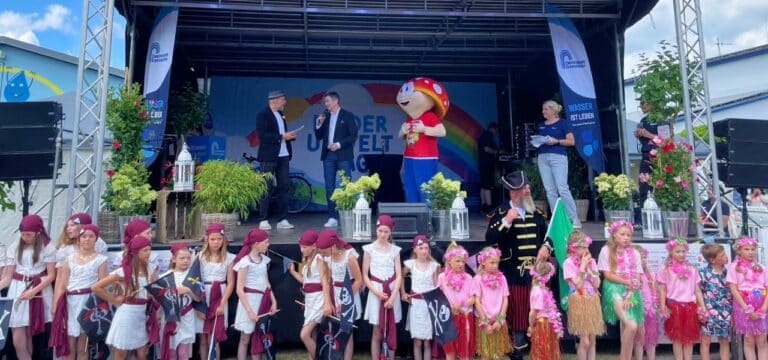 Neues Spielschiff erweitert Wasserlehrpfad: Förderung durch Lotteriegesellschaft und Sparkasse