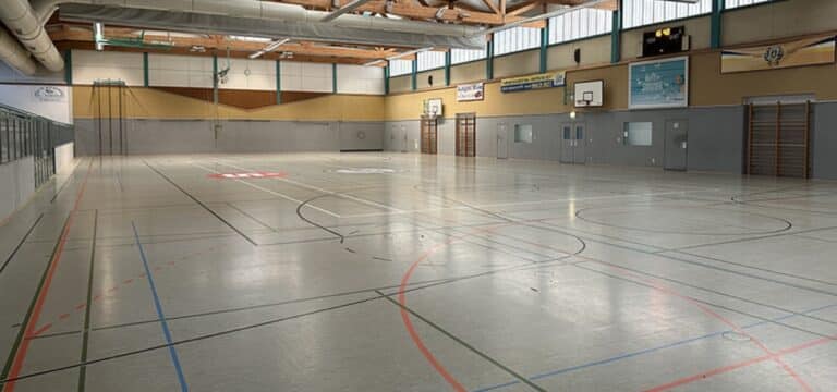 Sanierung der Mehrzweckhalle in Dorf Mecklenburg gestartet – Sportbetrieb bleibt bis 2027 eingeschränkt
