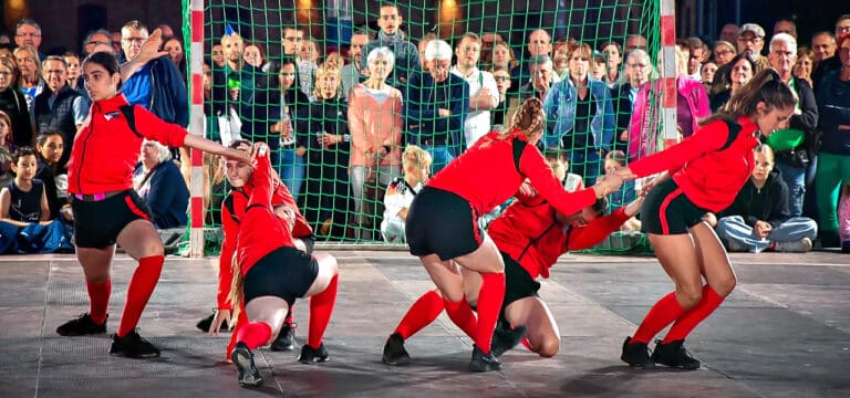 Wismar wird zur Open-Air-Bühne: 15. Straßentheaterfest „boulevART“ bringt Vielfalt in die Altstadt