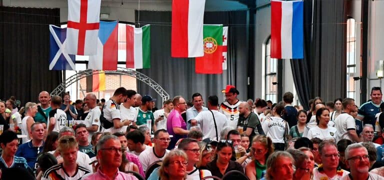 Public Viewing in der Markthalle: Deutschland trifft im letzten Gruppenspiel auf Ecuador