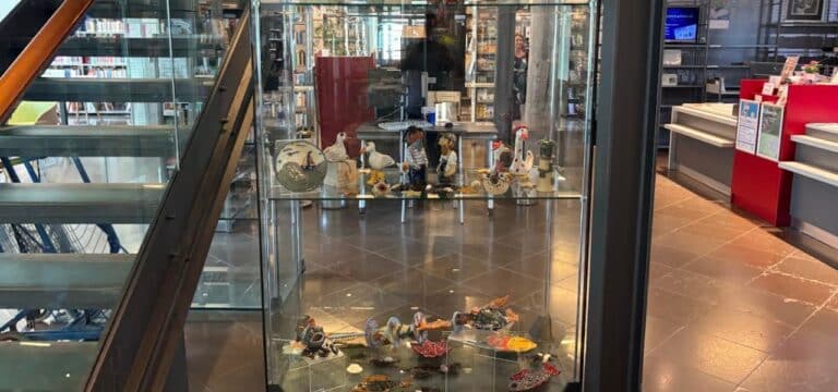Küstenliebe aus Ton: Wismarer Werkstätten stellen in der Stadtbibliothek aus