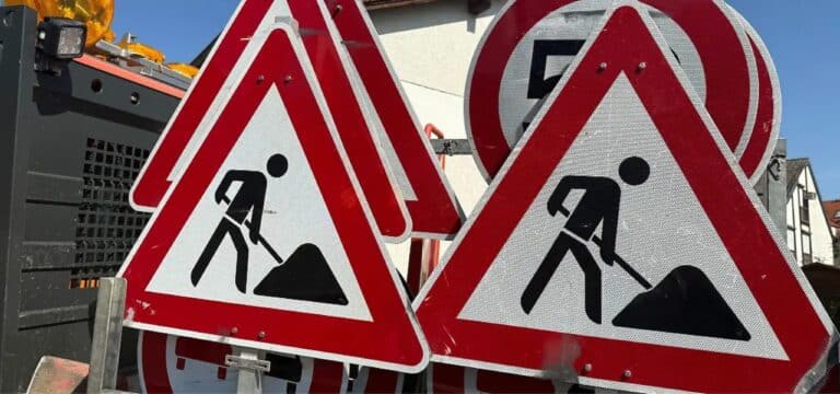 Vollsperrung der K 38 in Neukloster – Asphaltierungsarbeiten und Gleisrückbau ab Montag