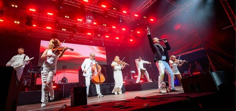 „Wismar tanzt“: Rund 1.300 Besucher feiern Open‑Air‑Party mit Alex Christensen im Alten Hafen