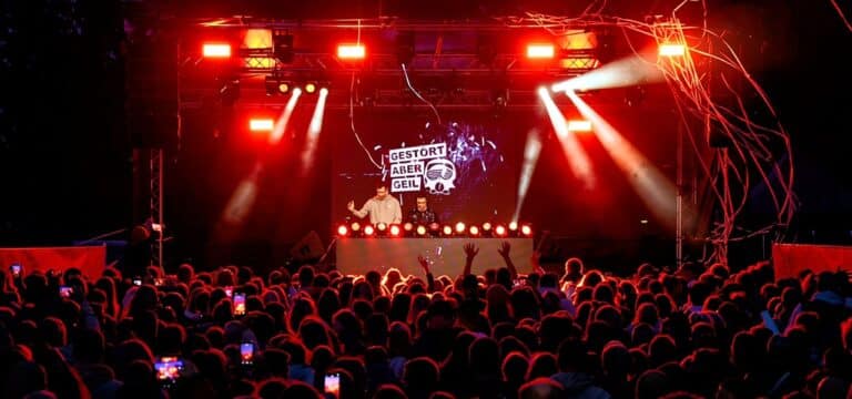 Wismar tanzt: Über 1.400 Besucher feierten mit „Gestört aber GeiL“ hinter der Alten Reithalle