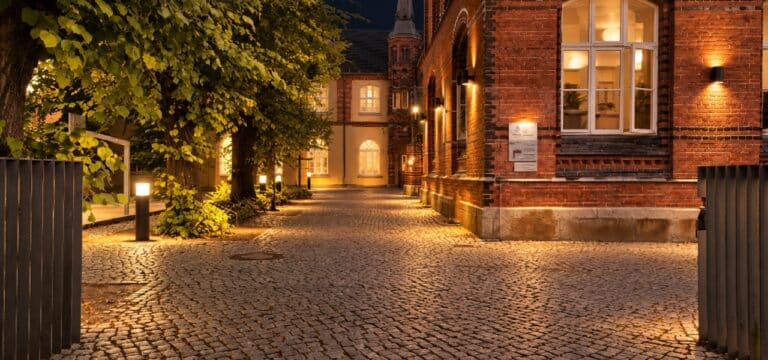 Vier dunkel gekleidete Personen gesucht: Graffiti an Wismarer Gymnasium gesprüht