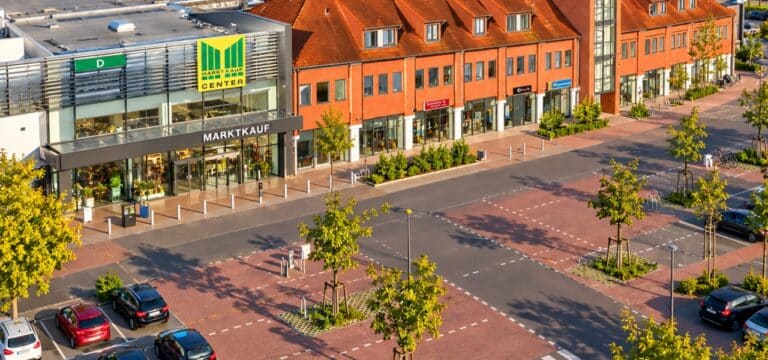 Marktkauf-Areal in Wismar vor großem Umbau: Neue Geschäfte, 110 Bäume und Photovoltaik geplant