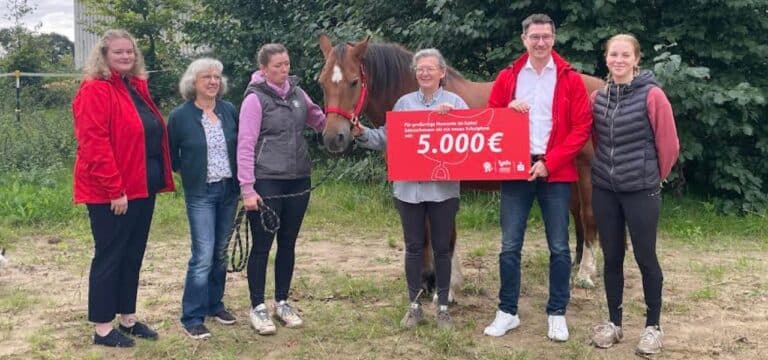 Sparkasse Mecklenburg‑Nordwest fördert Reitschule Carolinenhof mit 5.000 Euro