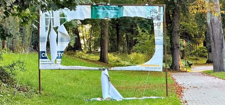 Zielgerichteter Vandalismus: Wahlplakate erneut beschädigt – Überfallartige Angriffe in zwei Nächten