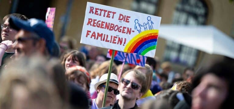 Wismar feiert CSD: Queere fordern mehr Schutz – Hunderte ziehen durch die Innenstadt